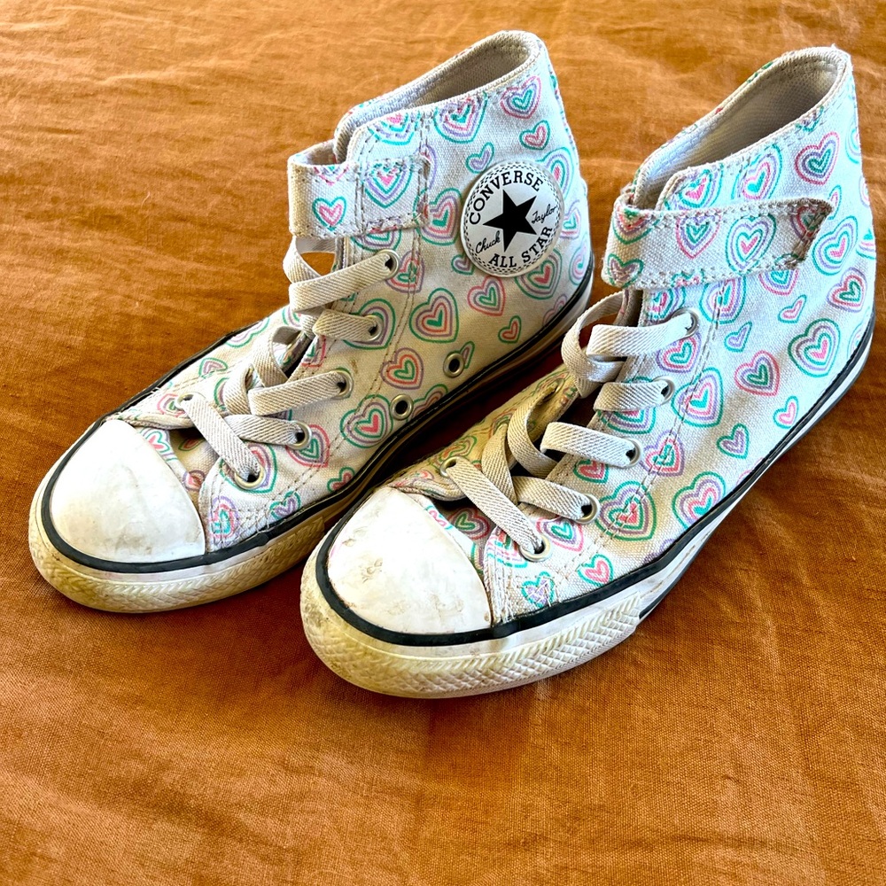 Converse Kids' size 1 Heart Pattern High-Top Sneakers